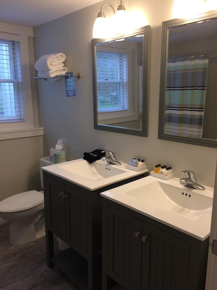 Glen Cove Inn & Suites photo 46