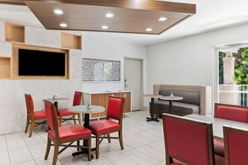 Holiday Inn Express & Suites Mountain View Silicon Valley by IHG photo 36