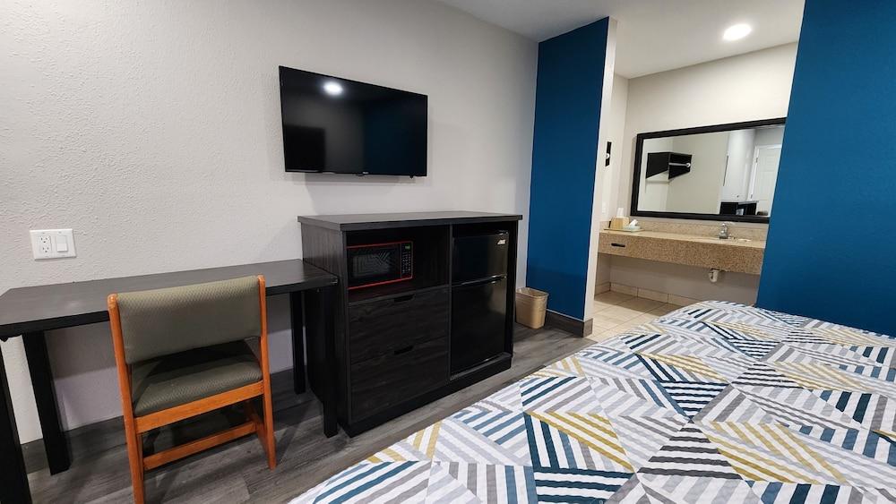 Scottish Inn & Suites photo 27