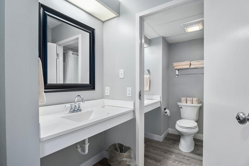 Top Floor Standard Suite Bay View photo 17