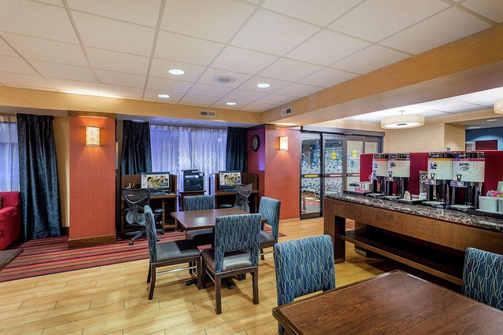 Hampton Inn Milwaukee-Airport photo 23