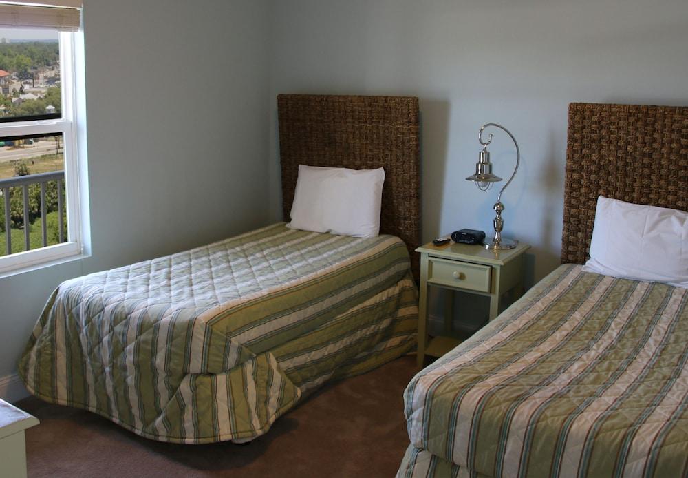 Laketown Wharf by Emerald View Resorts photo 24