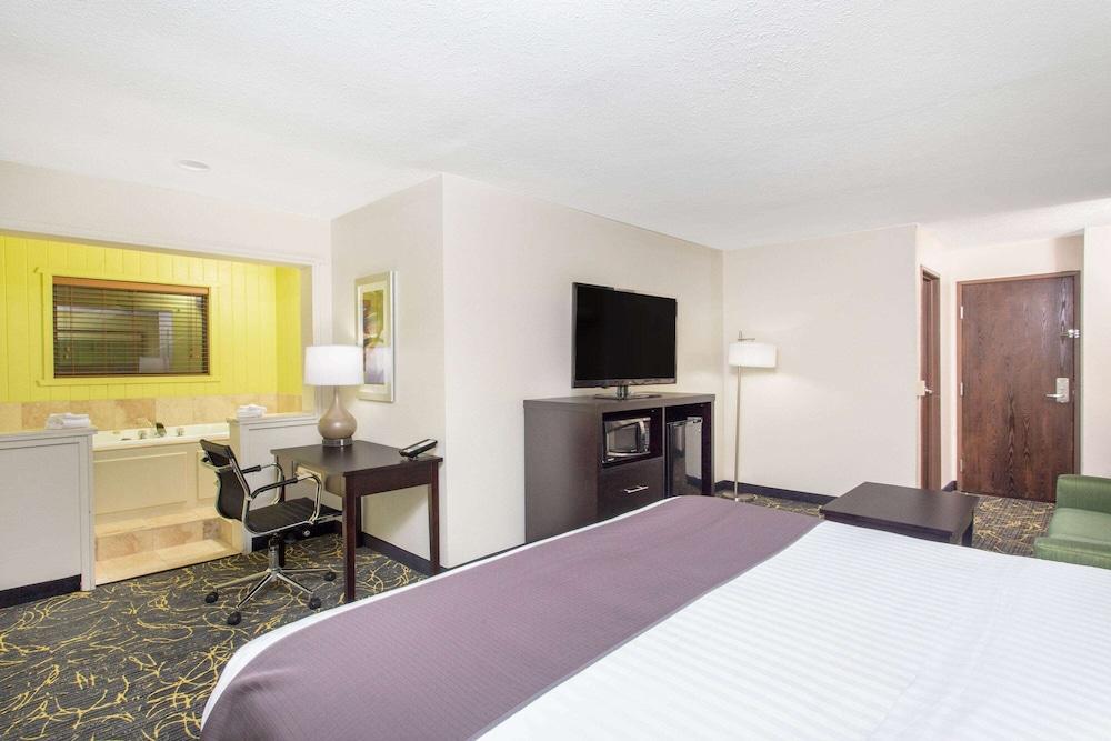 AmericInn by Wyndham Delafield-Waukesha-Milwaukee photo 22