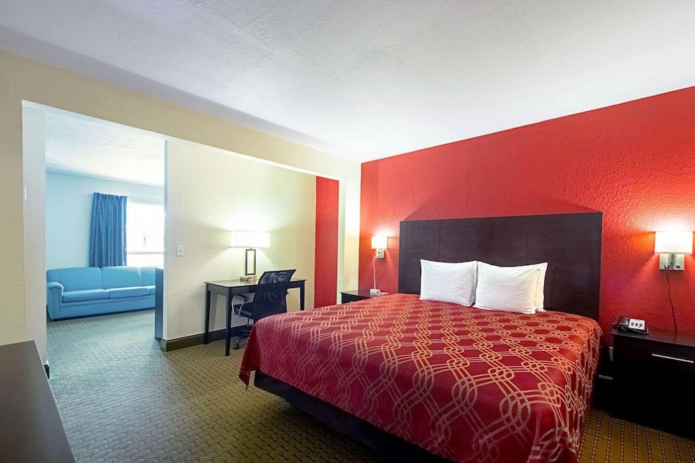 Econo Lodge Inn & Suites Clearwater Central photo 5