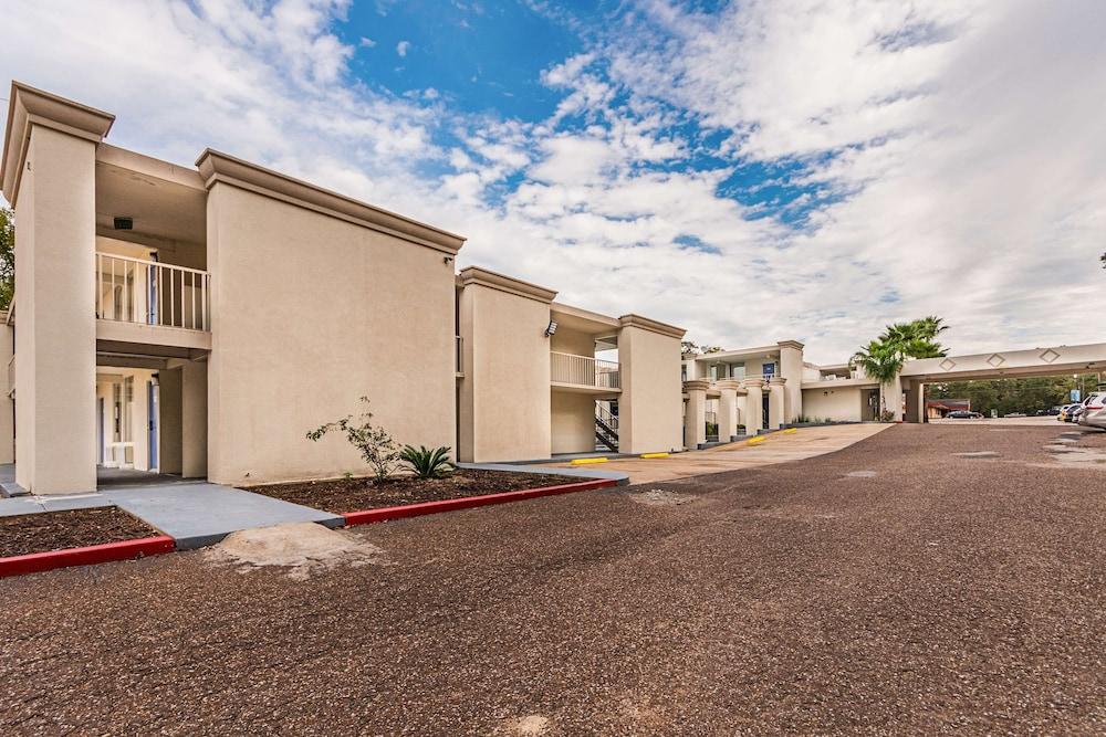 Motel 6 Cleveland, TX photo 30