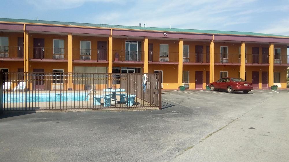 Travelers Inn photo 1