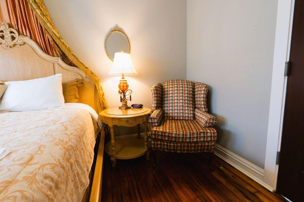 Oak Tree Hotel photo 41