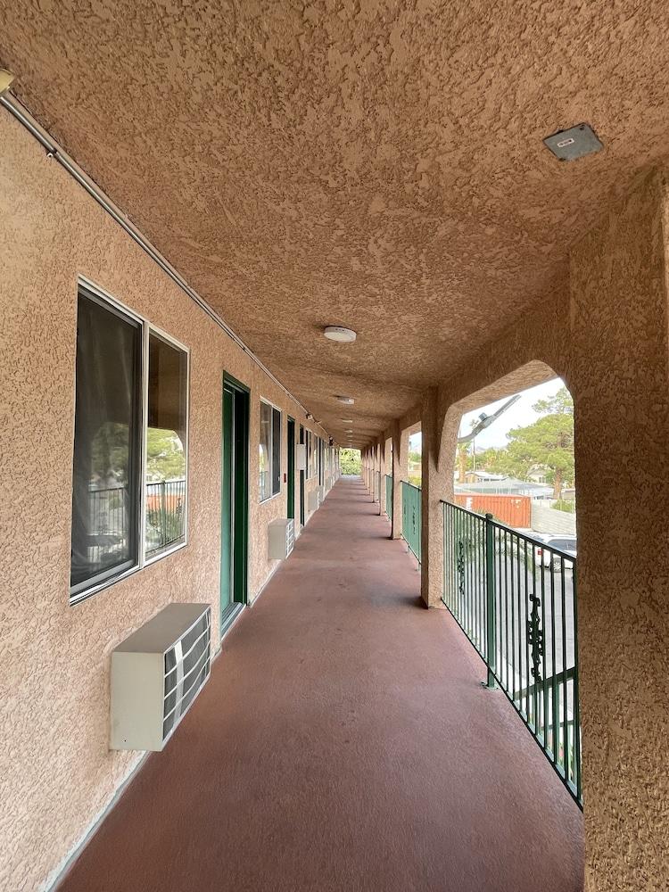 Crown Motel photo 56