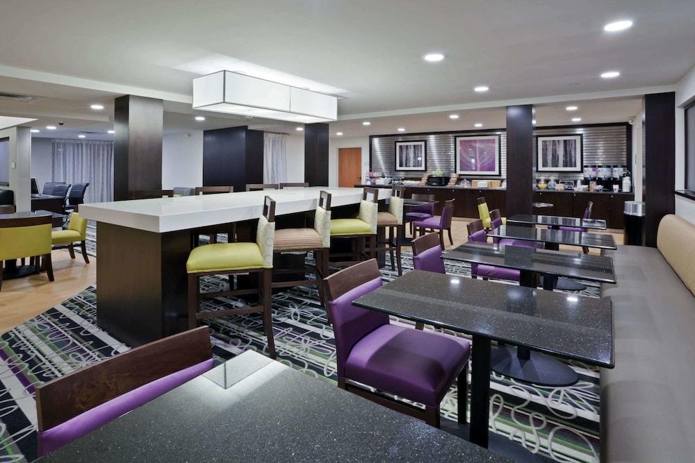 La Quinta Inn & Suites by Wyndham Detroit Metro Airport photo 38