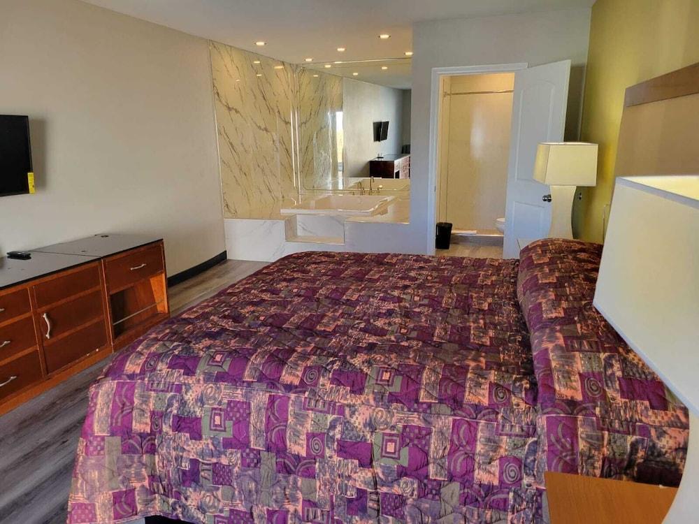 Stadium Inn & Spas photo 13