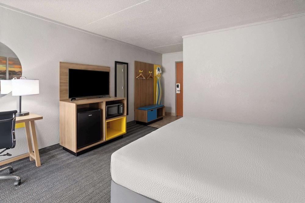 Days Inn by Wyndham Ann Arbor photo 9
