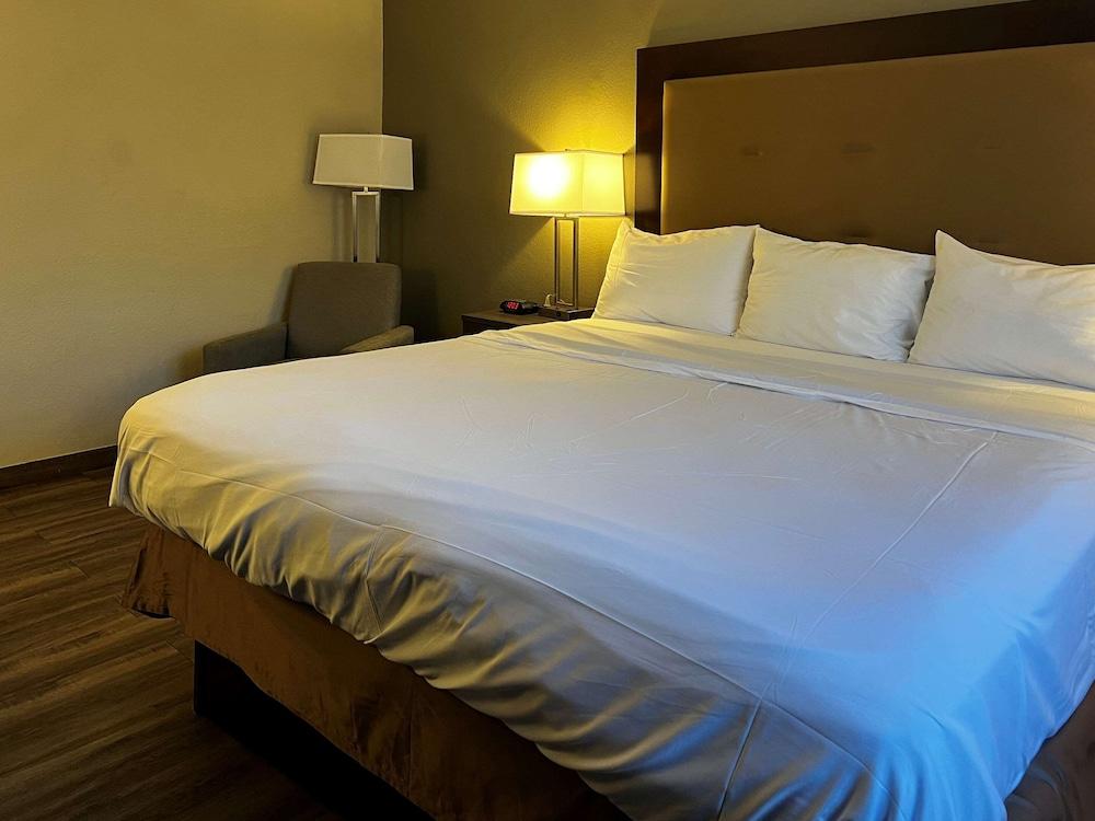 Econo Lodge Spring Lake near Fort Bragg photo 9