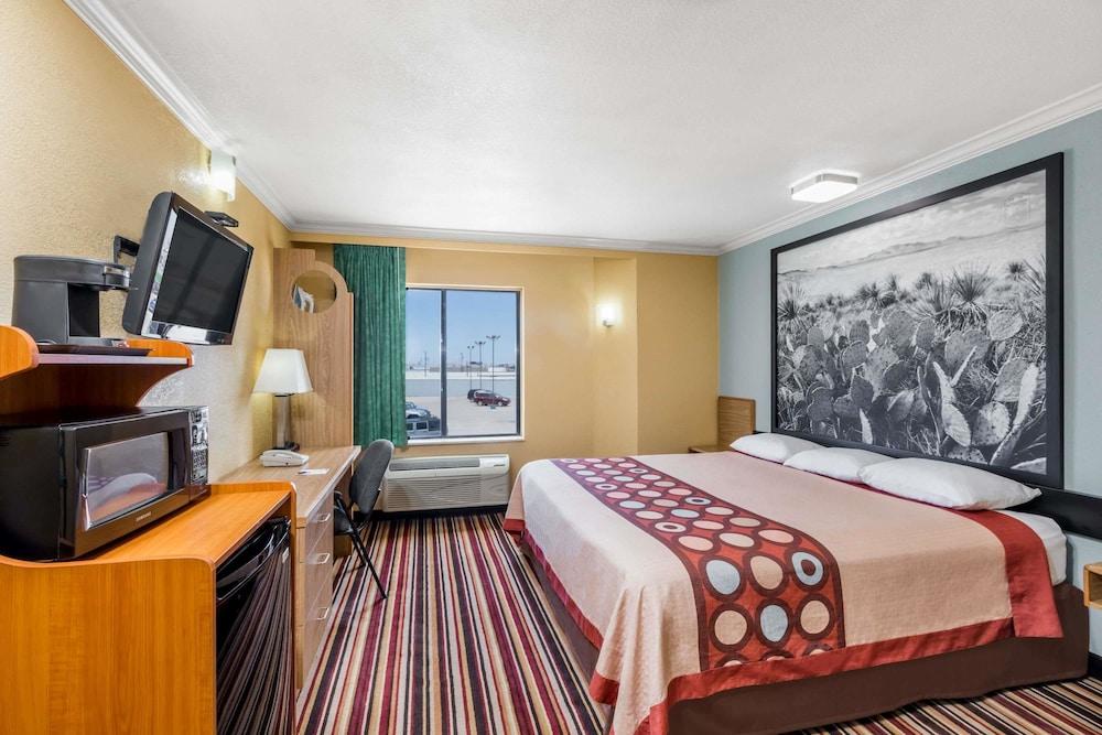 Super 8 by Wyndham Midland photo 12