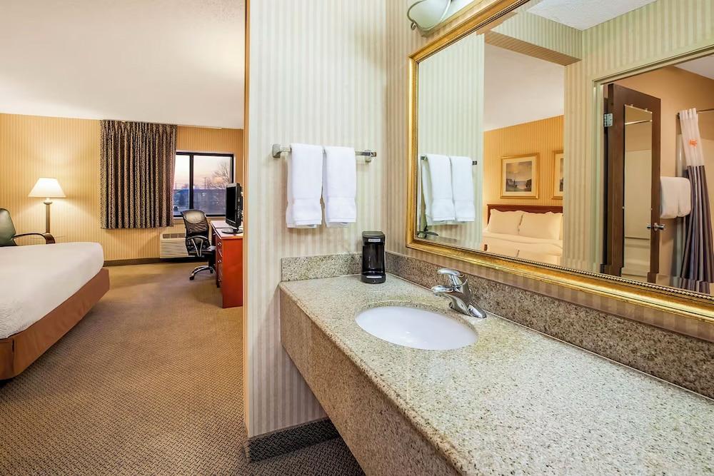 Norwood Inn and Suites Detroit photo 4