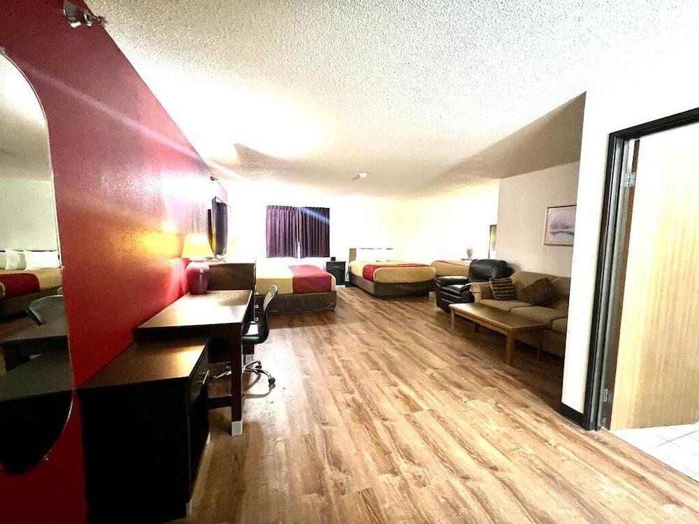 Econo Lodge Oacoma - Chamberlain West photo 9