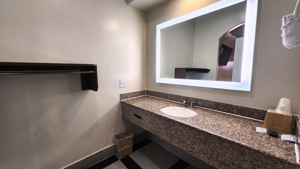 Scottish Inns & Suites Sam Houston Pkwy photo 26
