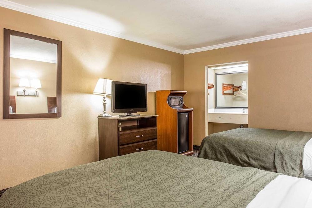 Quality Inn & Suites Ft. Jackson Maingate photo 48