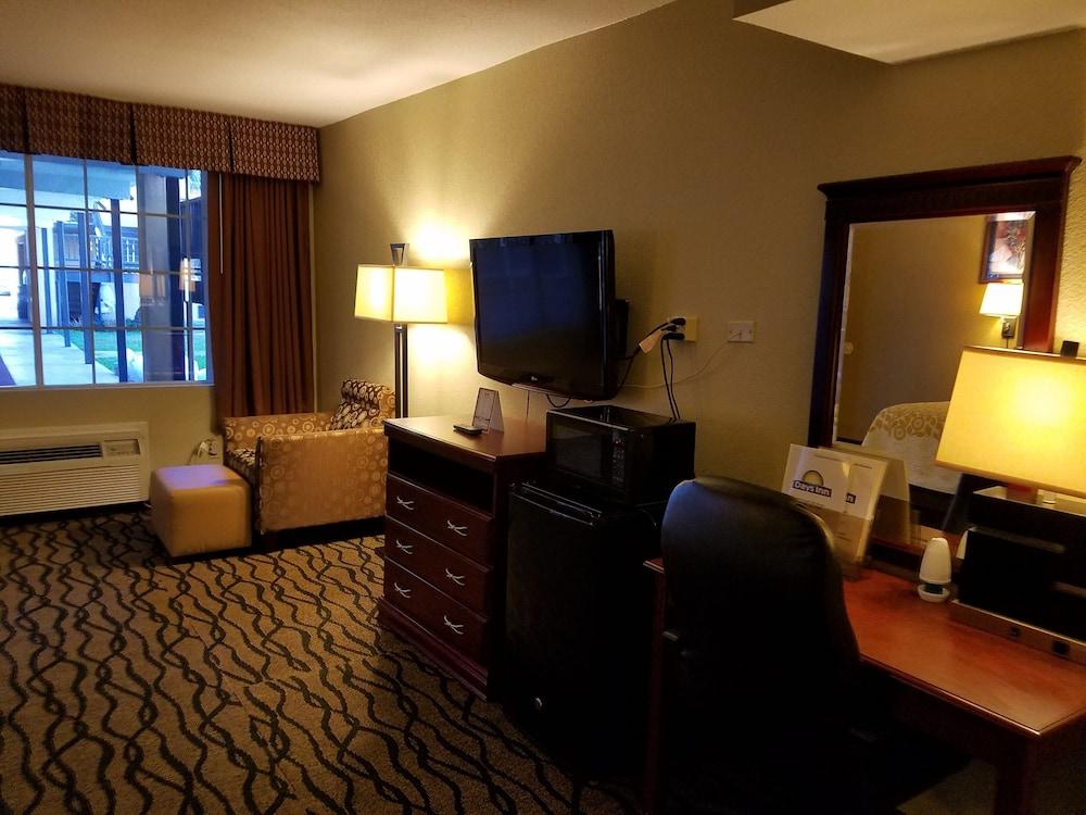 Days Inn by Wyndham Leesville photo 16