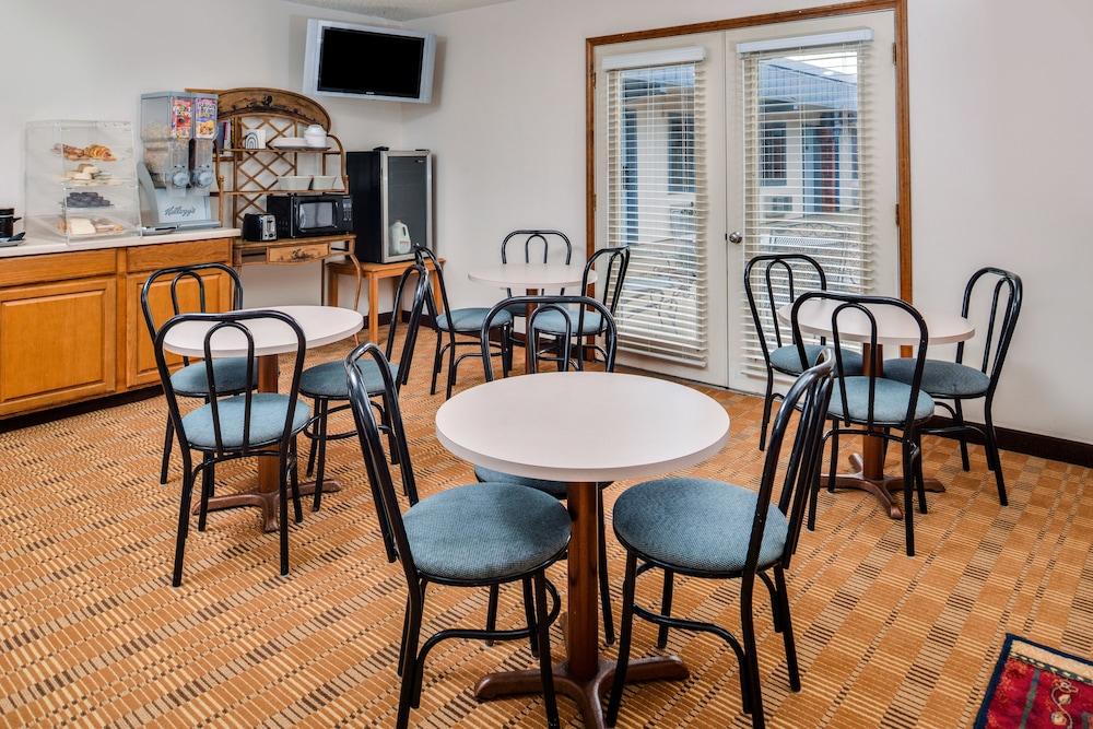 Americas Best Value Inn Ellsworth photo 17