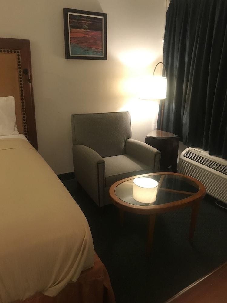Travelers Inn & Suites photo 35