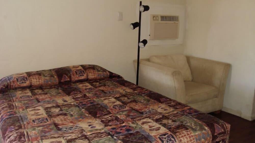 La Siesta Motel photo 25