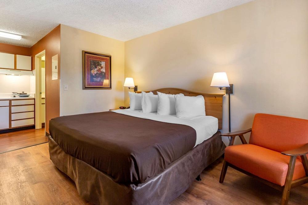 Suburban Studios Albuquerque Uptown photo 10