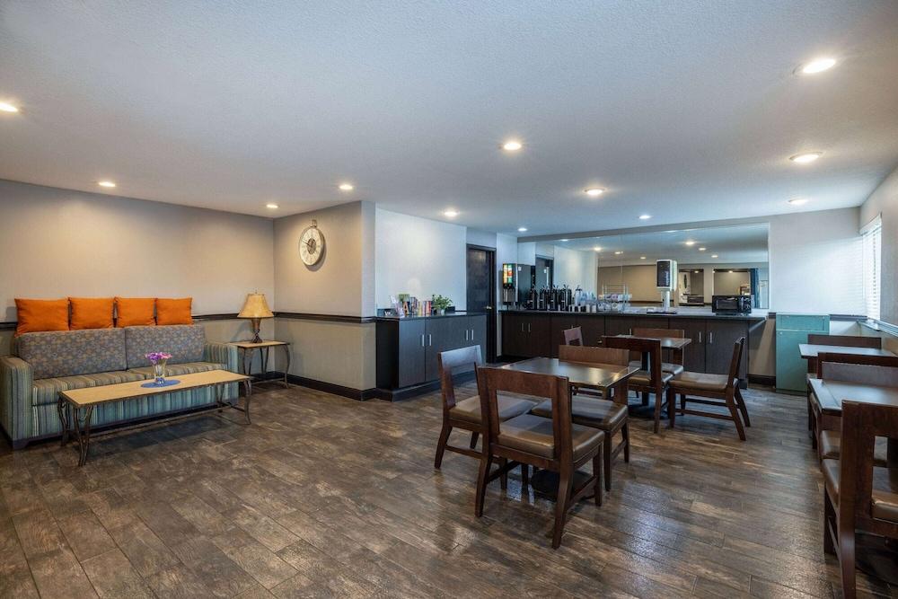 Travelodge by Wyndham Brooklyn Center photo 15