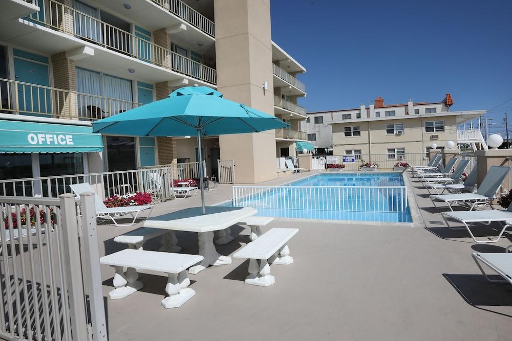 Aquarius Oceanfront Inn photo 16