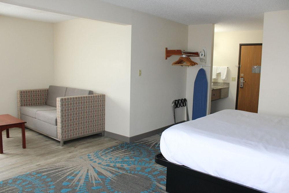 Reston Inn & Suites photo 15