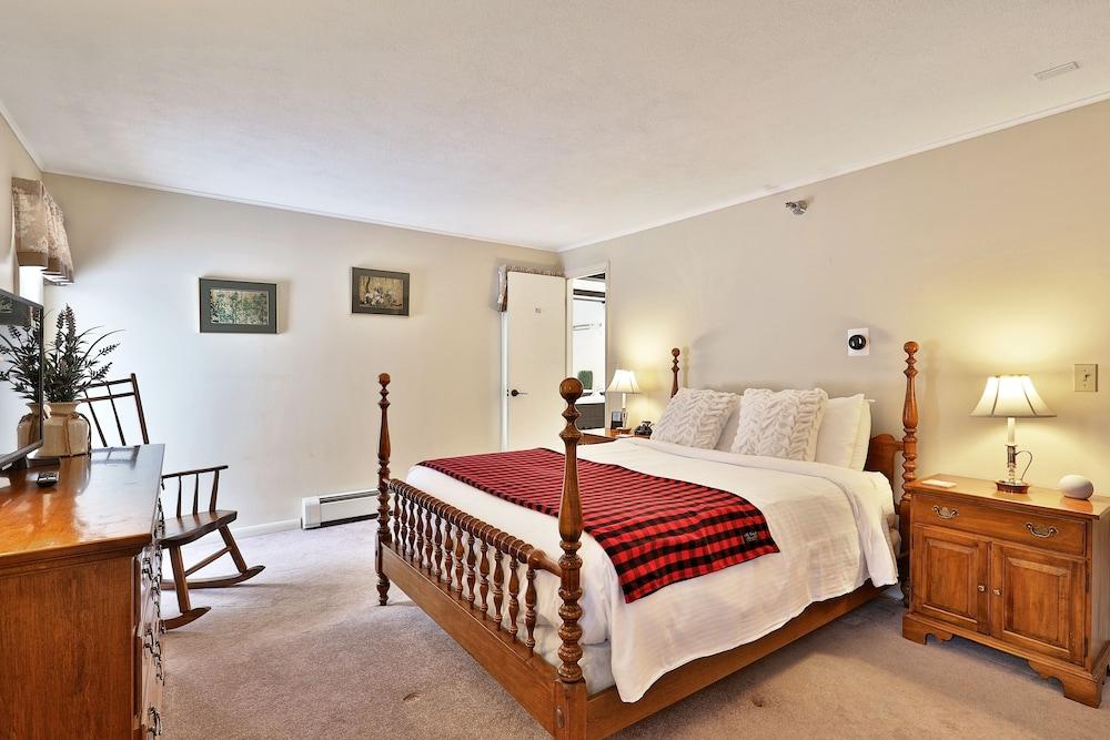 The Birch Ridge: Colonial Maple Room #1 - Queen Suite In Renovated Killington Lodge 1 Bedroom Home — hotel in Killington