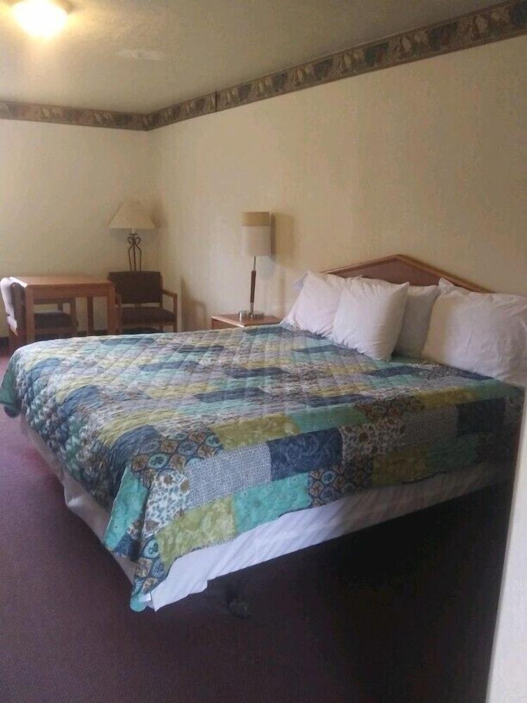 Whispering Creek Lodging & RV Resort photo 38