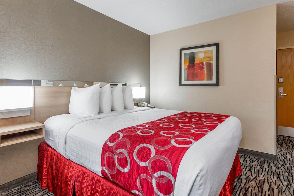 Microtel Inn & Suites by Wyndham Charleston WV photo 10