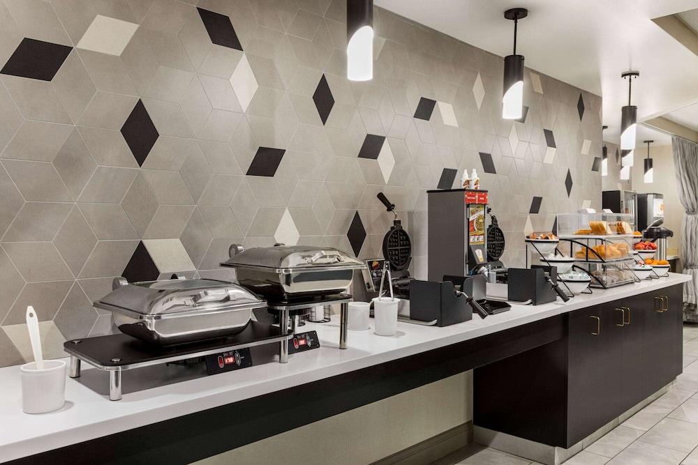 La Quinta Inn & Suites by Wyndham Lake George photo 65