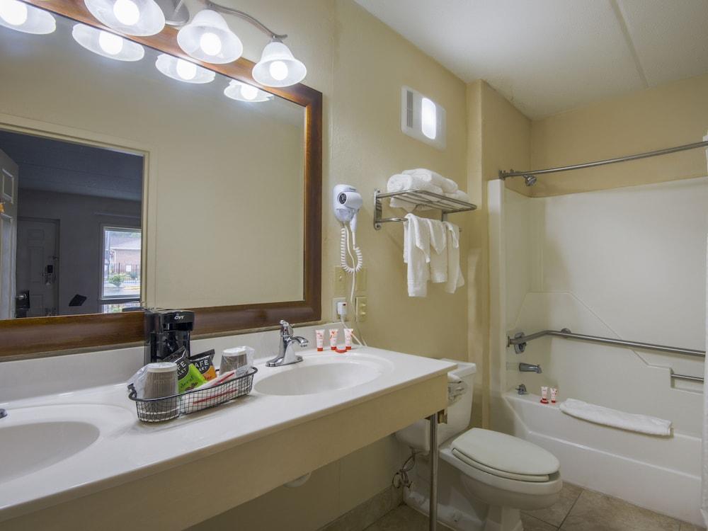 Econo Lodge Forest City photo 22