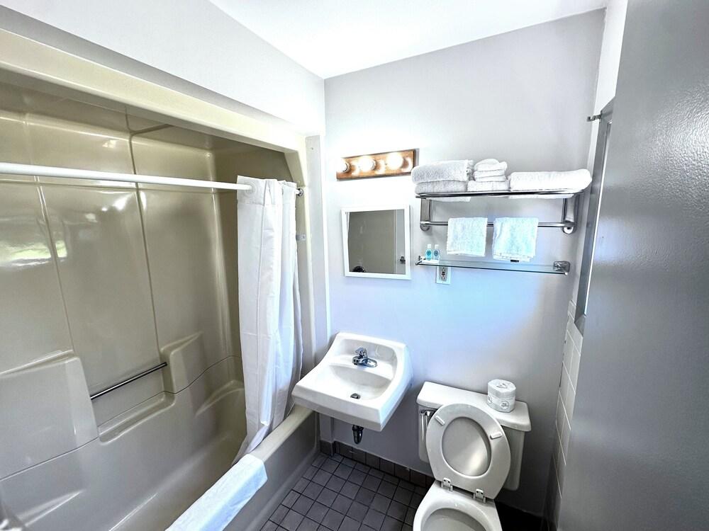 Budget Host Inn Manistique photo 4