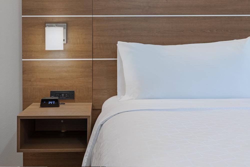 Holiday Inn Express & Suites Denton - Sanger by IHG photo 3
