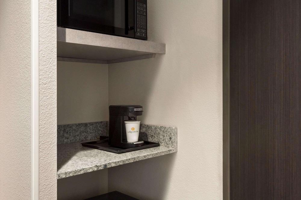La Quinta Inn & Suites by Wyndham Orlando - IDrive Theme Parks photo 13