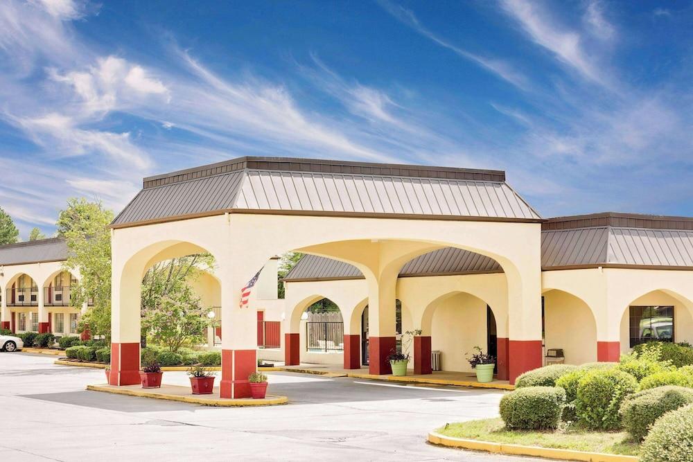 Days Inn & Suites by Wyndham Starkville — hotel in Starkville