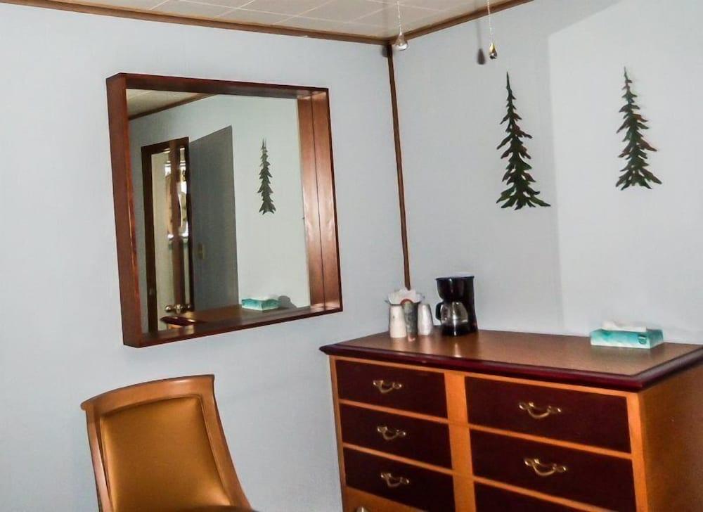 The Gold Pan Motel photo 80