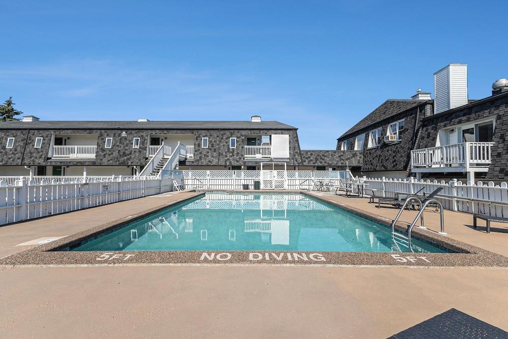 Snyder's Shoreline Inn photo 46