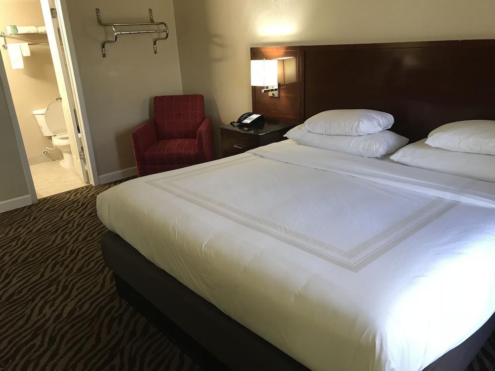 Hometown Inn & Suites photo 9