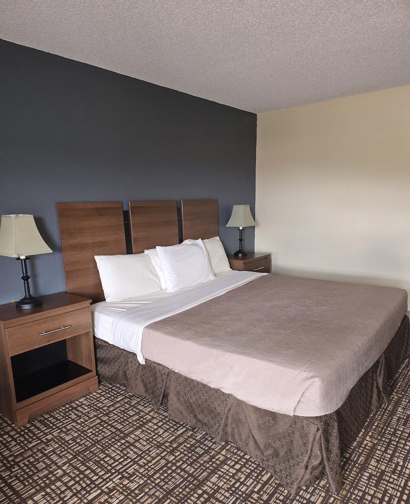 Econo Lodge Eagle Nest photo 44