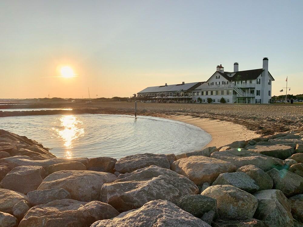 Lighthouse Inn photo 71