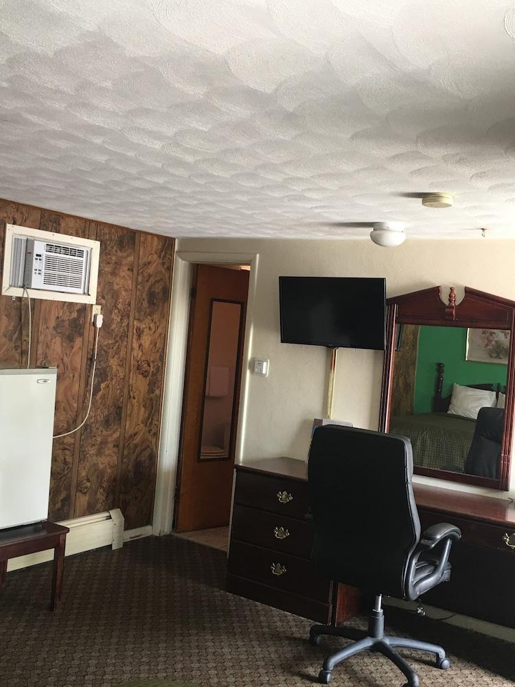 Traveler's Inn Motel photo 37