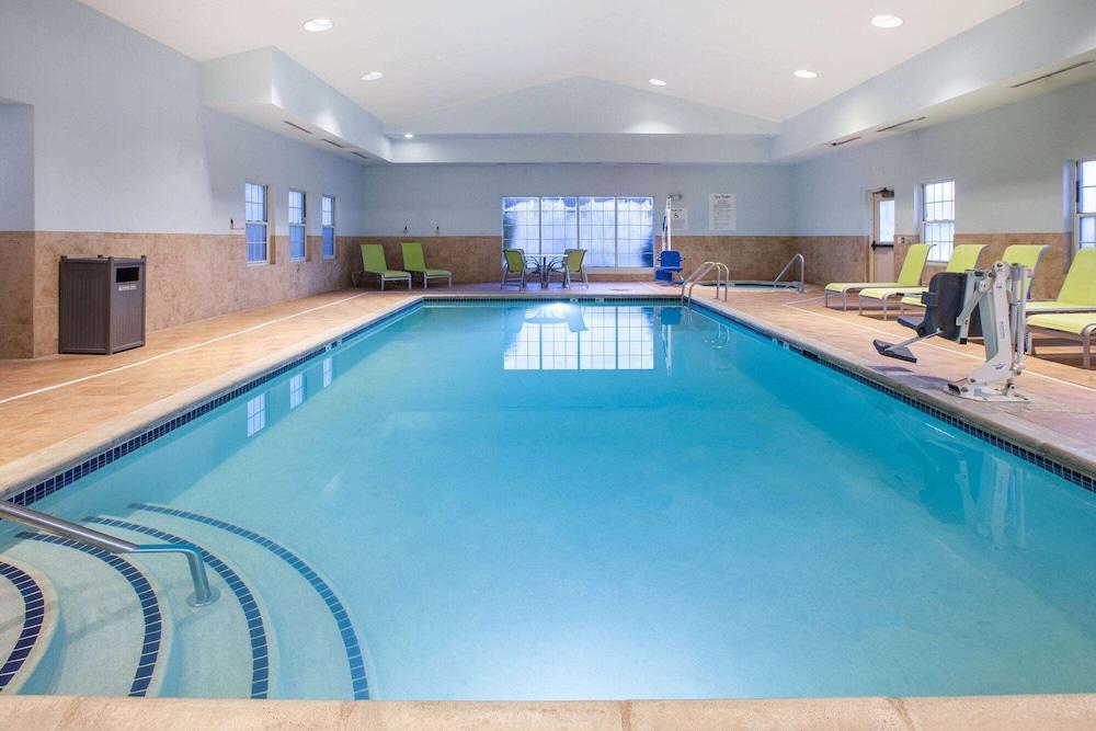 Wingate by Wyndham Roseville/Detroit photo 10