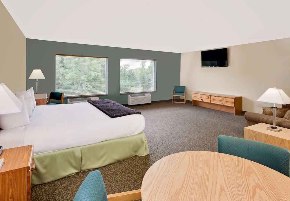 Days Inn by Wyndham Cadillac photo 27