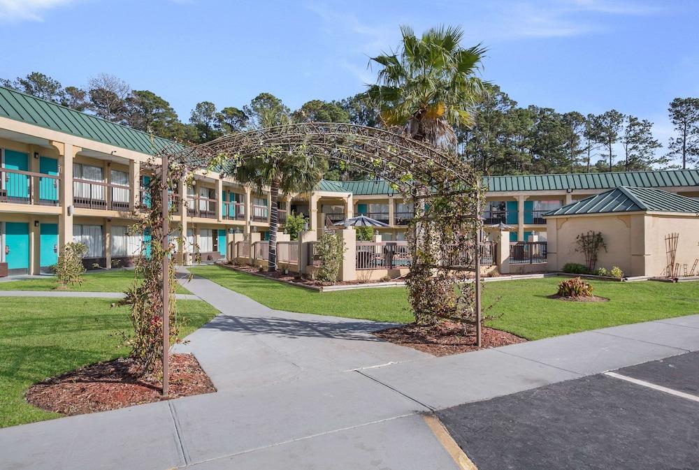 Econo Lodge Inn & Suites Hardeeville I-95 photo 18