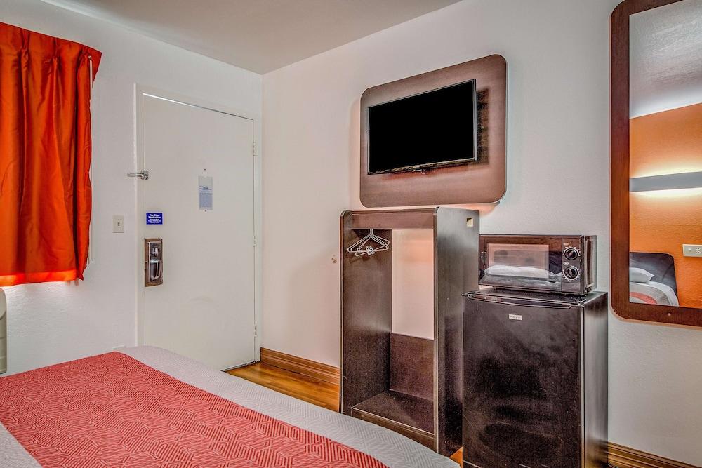 Motel 6 Conroe, TX photo 6