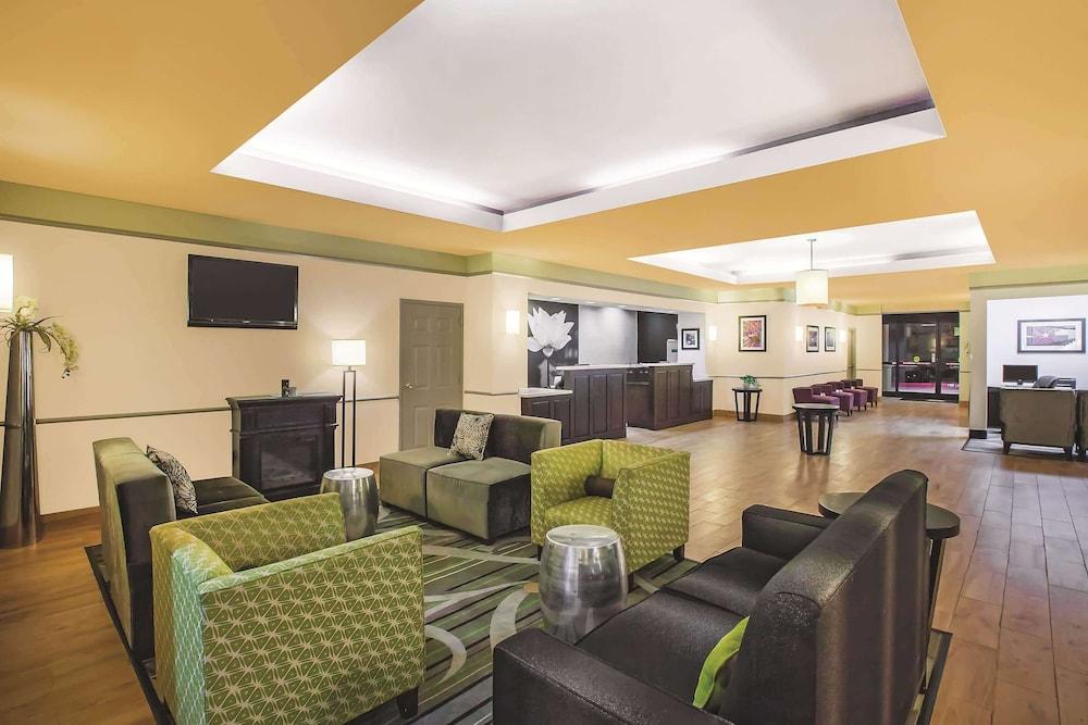 La Quinta Inn & Suites by Wyndham Beaumont West photo 2