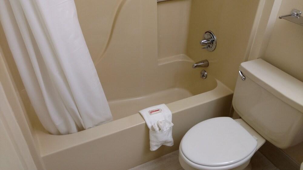 Days Inn by Wyndham Ashland photo 32